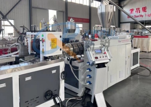 PVC أو PET أو ABS: اختيار آلة تصنيع الألواح البلاستيكية المناسبة لتطبيقك