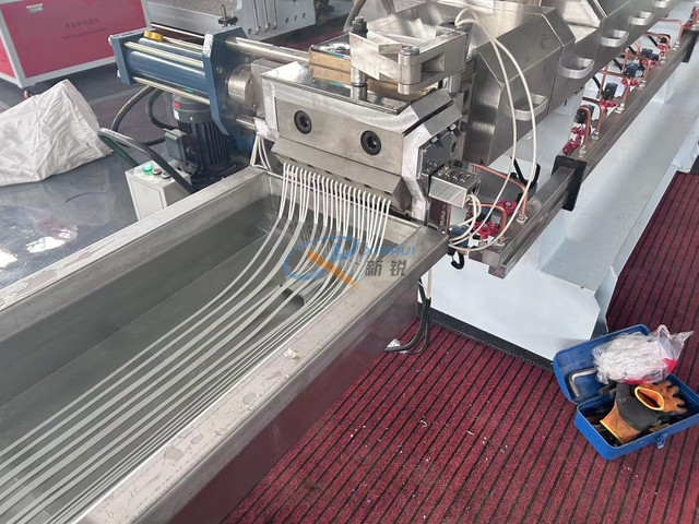 TPR TPV TPE المواد الخام الحبيبية لتشكيل آلة صنع ورقة حصيرة السيارة